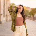 Camisa Nascente de Crochê com Encanto Slim – Receita Camisa Nascente de crochê aberta em ponto fantasia listrado verde sálvia e sândalo, feita com Encanto Slim Círculo