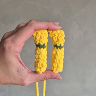 Braço do Canarinho Pistola amigurumi em amarelo com detalhe verde