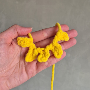 Penas da cabeça do Canarinho Pistola amigurumi em fio amarelo