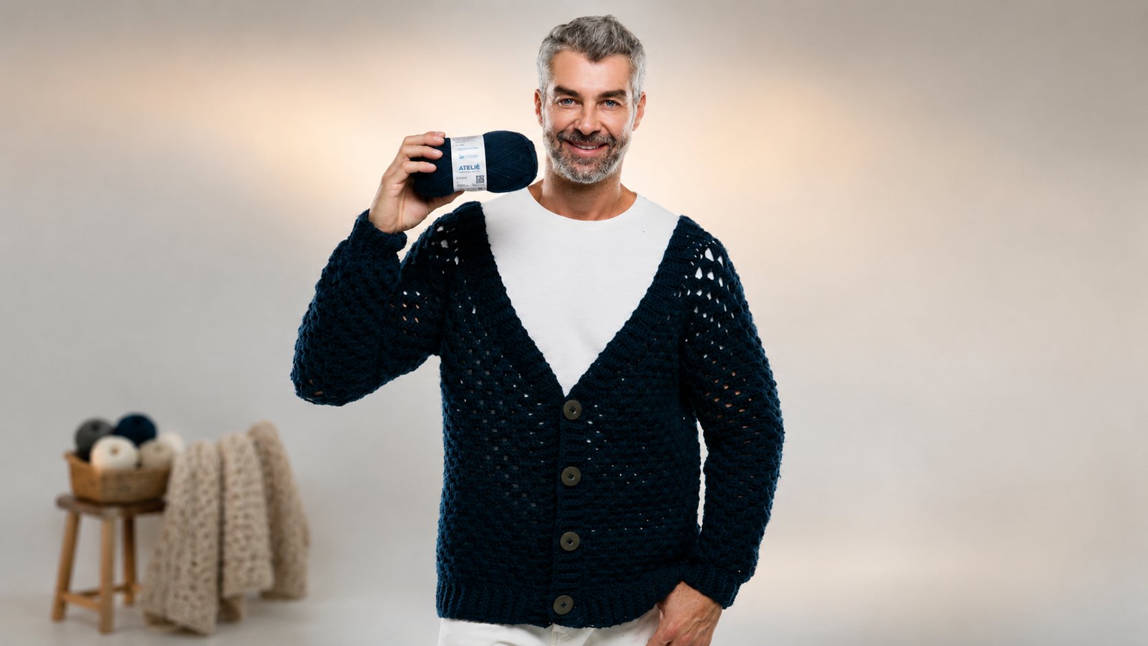 Cardigã Masculino de Crochê com Fio Cisne Ateliê azul marinho, modelo vestindo a peça com botões e decote V