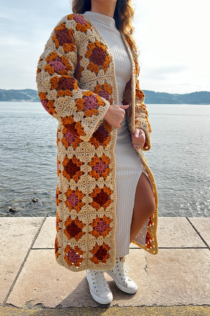 Detalhe do Cardigã Maxi com Granny Squares em tons terrosos
