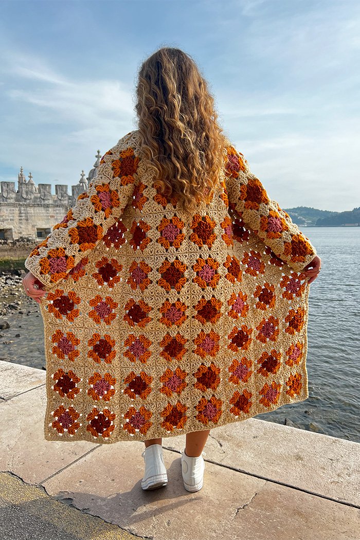 Cardigã Maxi com Granny Squares - vista das costas mostrando o padrão dos squares