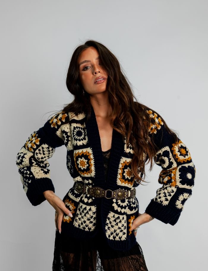 Casaco Azulé de crochê feito com Fio Premier nas cores marinho, off-white e mostarda, com motivos granny square variados