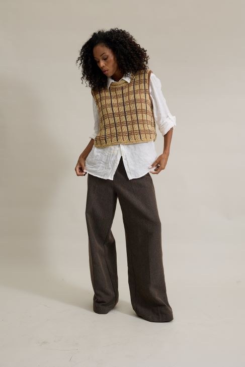 Look completo com o Colete Aberdeen sobre camisa branca e calça de alfaiataria marrom
