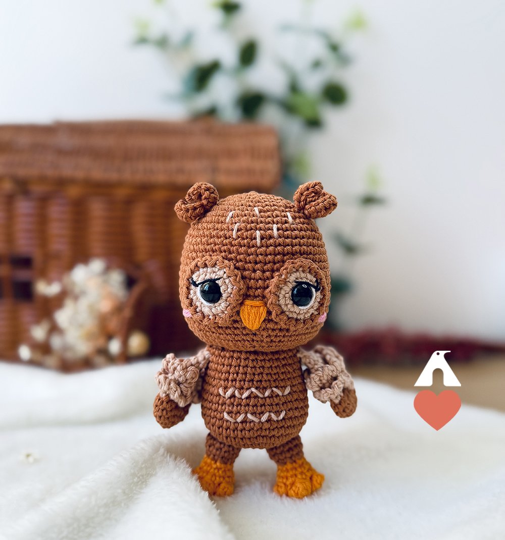Detalhe frontal da coruja Coraline amigurumi com Linha Bella