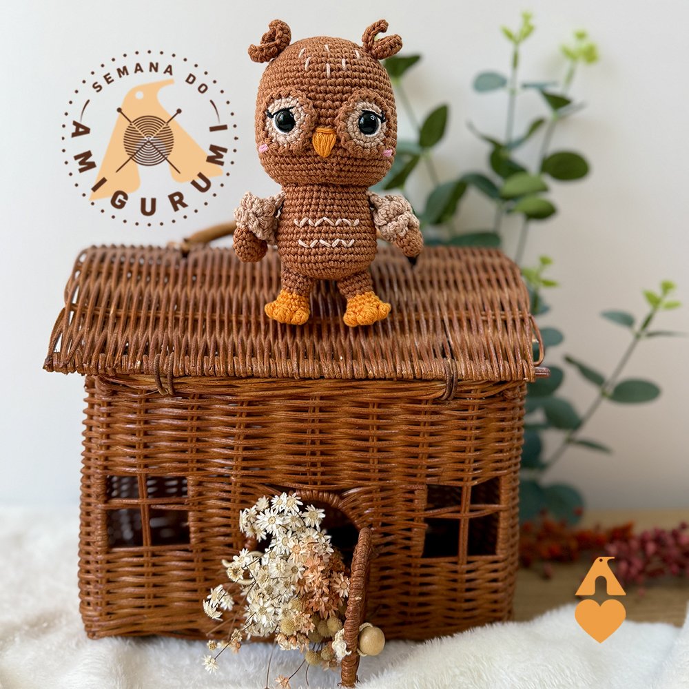 Amigurumi Coraline sobre cesta de vime decorativa