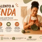 De Talento a Renda — como o artesanato pode financiar seus estudos e construir um futuro melhor. Jovem artesã trabalhando com crochê ao lado de celular com loja online
