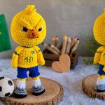Canarinho Pistola: Faça o Amigurumi que a Torcida Vai Amar Canarinho Pistola amigurumi de crochê com Fio Vellut Amigurumi - frente e costas com uniforme da Seleção Brasileira