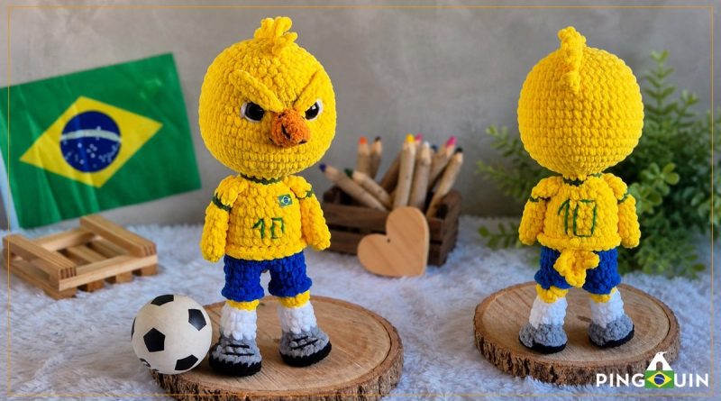 Canarinho Pistola amigurumi de crochê com Fio Vellut Amigurumi - frente e costas com uniforme da Seleção Brasileira