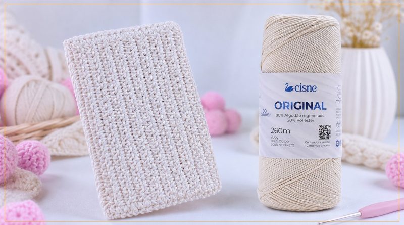 Carteira de crochê feita com Fio Cisne Original ao lado do novelo – Receita de Crochê para o Dia das Mães