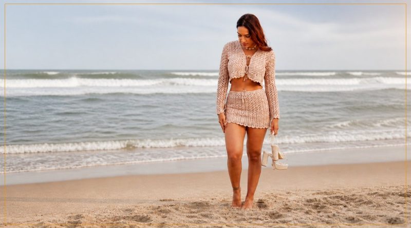 Conjunto Farol de crochê com saia e casaco na praia feito com Linha Cléa Duplo
