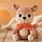 Esquilo Enrico amigurumi com gravata borboleta laranja feito com Linha Bella Amigurumi
