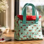 Lancheira de Cerejas em patchwork com tecido xadrez verde e estampa de cerejas, alças tiffany e forro vermelho – Receita de Patchwork