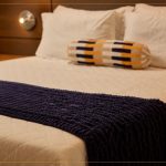 Peseira Eclipse de tricô com Fio Plume Círculo na cor Eclipse sobre cama decorada
