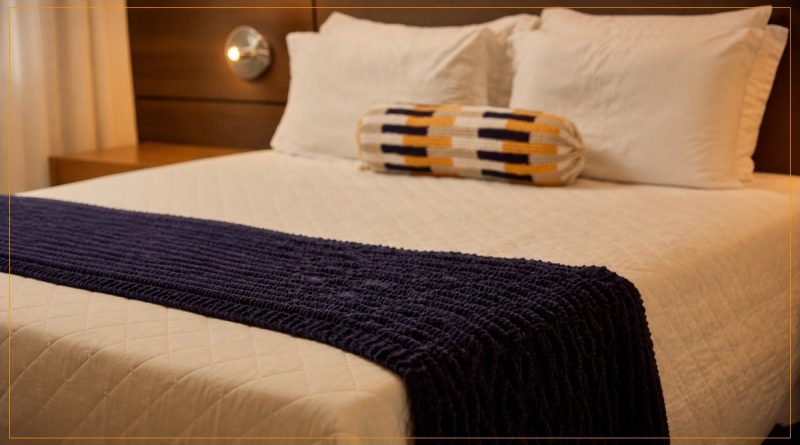 Peseira Eclipse de tricô com Fio Plume Círculo na cor Eclipse sobre cama decorada