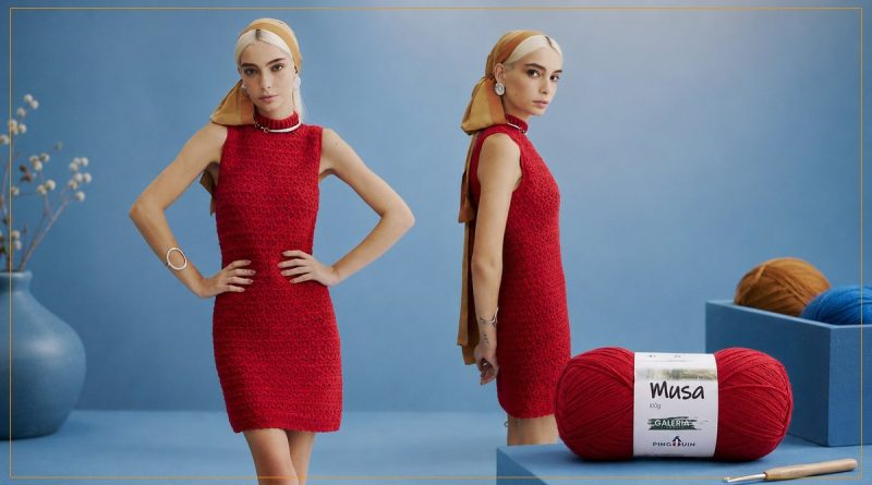 Vestido Musa Pietra em crochê vermelho, modelo sem mangas com gola alta, ao lado do novelo do Fio Musa Pingouin