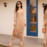 Vestido Pétala de crochê com Linha Anne em tons de amêndoa, corpo inteiro com motivos florais vazados