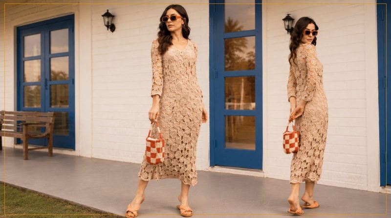 Vestido Pétala de crochê com Linha Anne em tons de amêndoa, corpo inteiro com motivos florais vazados