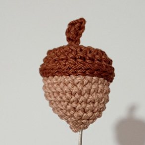 Castanha de crochê finalizada do amigurumi Esquilo Enrico