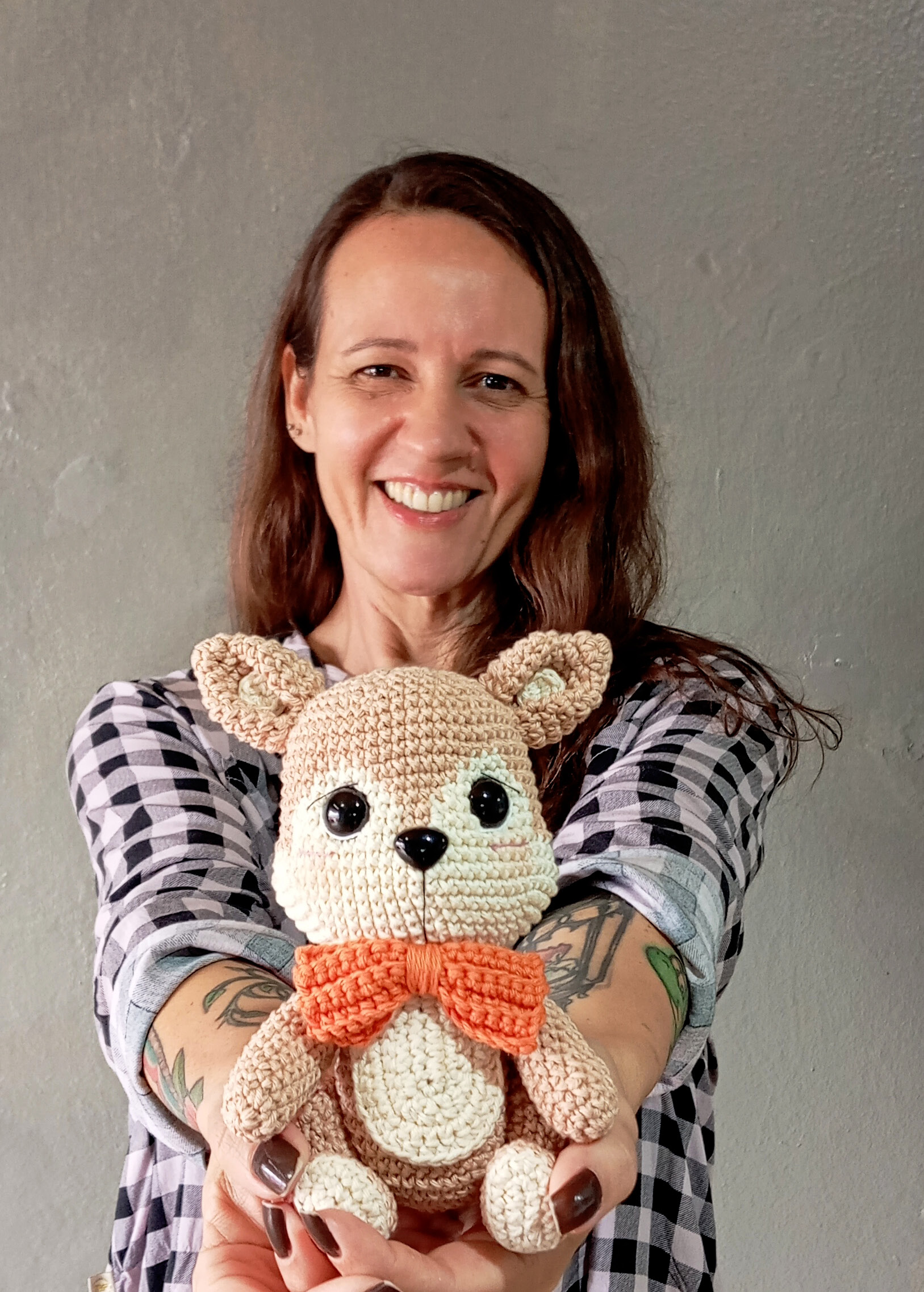 Esquilo Enrico amigurumi finalizado com castanha e gravata borboleta