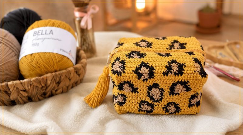 Estojo Onça de crochê com estampa animal print feito com Bella Amigurumi Pingouin