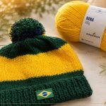Gorro Copa de tricô em verde e amarelo com pompom, feito com o Fio Nina Pingouin