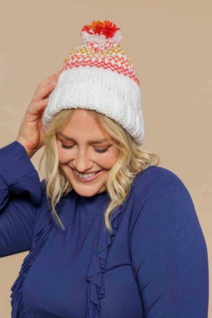 Gorro Miragem de tricô branco com jacquard colorido e pompom, usado por modelo