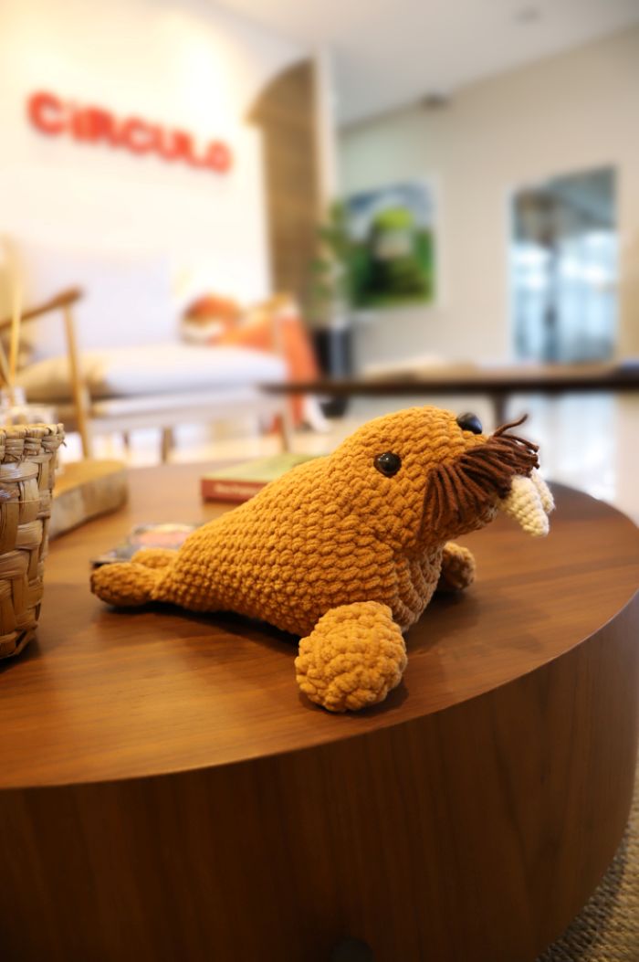 Léo, o Leão-Marinho - Amigurumi feito com Fio Amigurumi Chenille Círculo na cor Craft, com bigode e presas em Amigurumi Soft