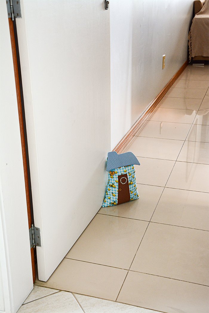 Detalhes do Peso de Porta Casinha de patchwork com telhado em tecido poá