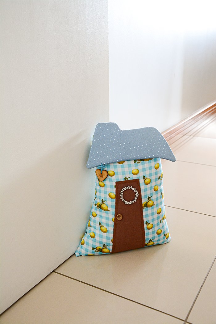 Peso de Porta Casinha de patchwork com tecido Coleção Doçura na Cozinha Círculo