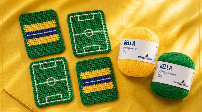 Conjunto de porta-copos Brasil de crochê com campo de futebol e bandeira, feitos com Bella Amigurumi Pingouin