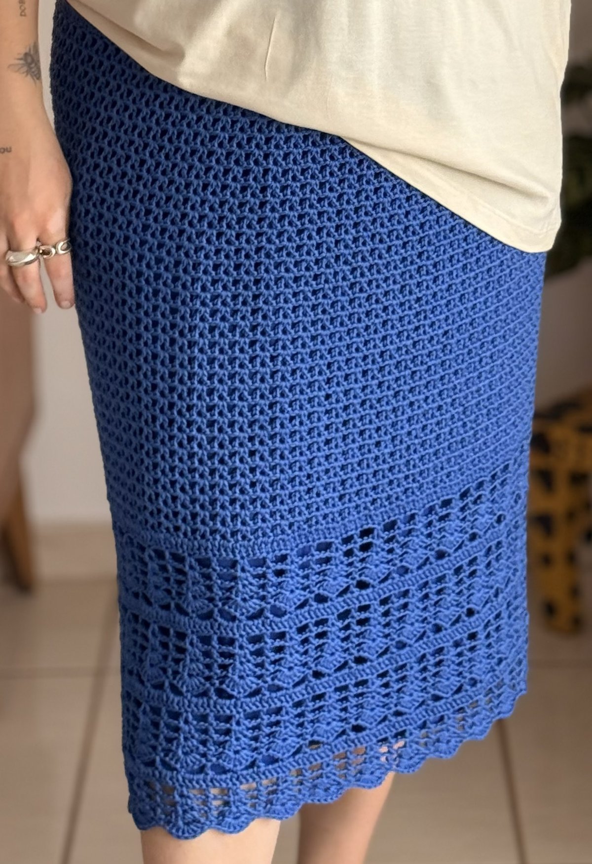 Detalhe da saia Serena mostrando o ponto alto alongado e o padrão de leques na barra