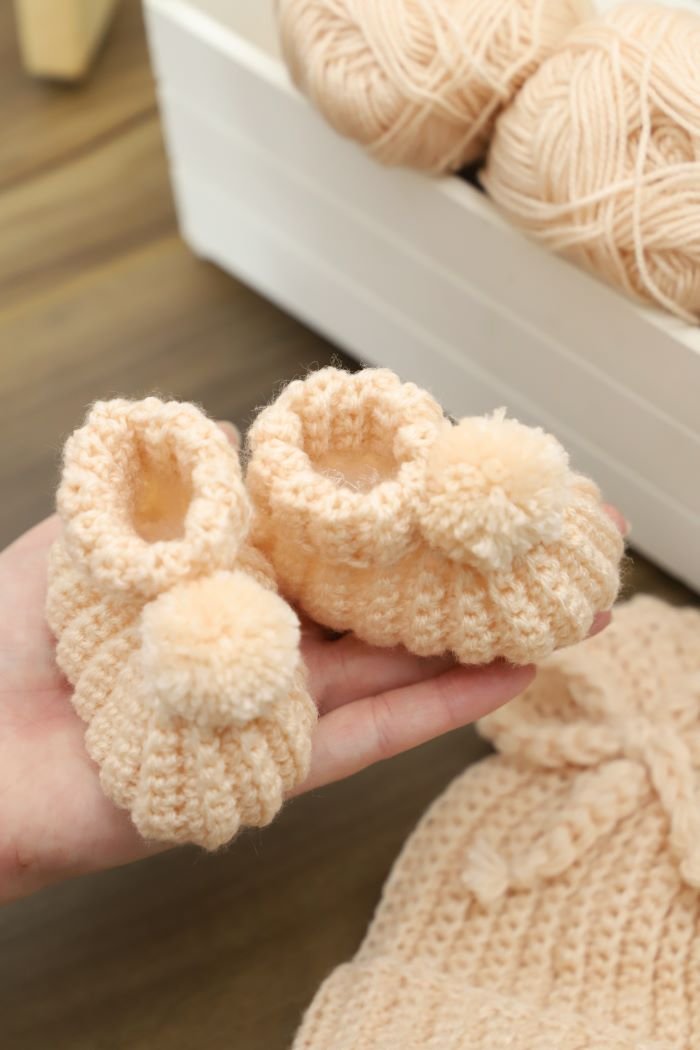 Par de sapatinhos Chantilly de crochê para bebê com pompom