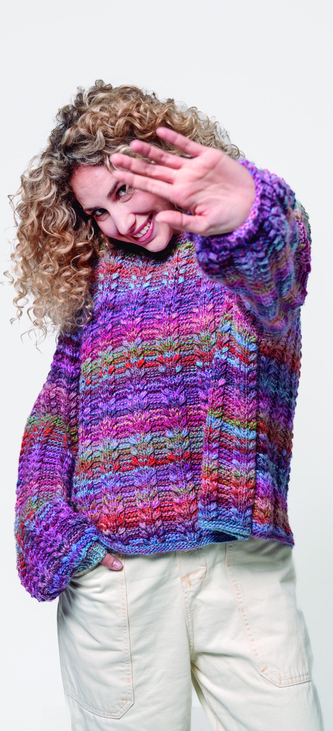Suéter Violette de tricô com Fio DMC Pirouette visto de frente com modelagem ampla e confortável