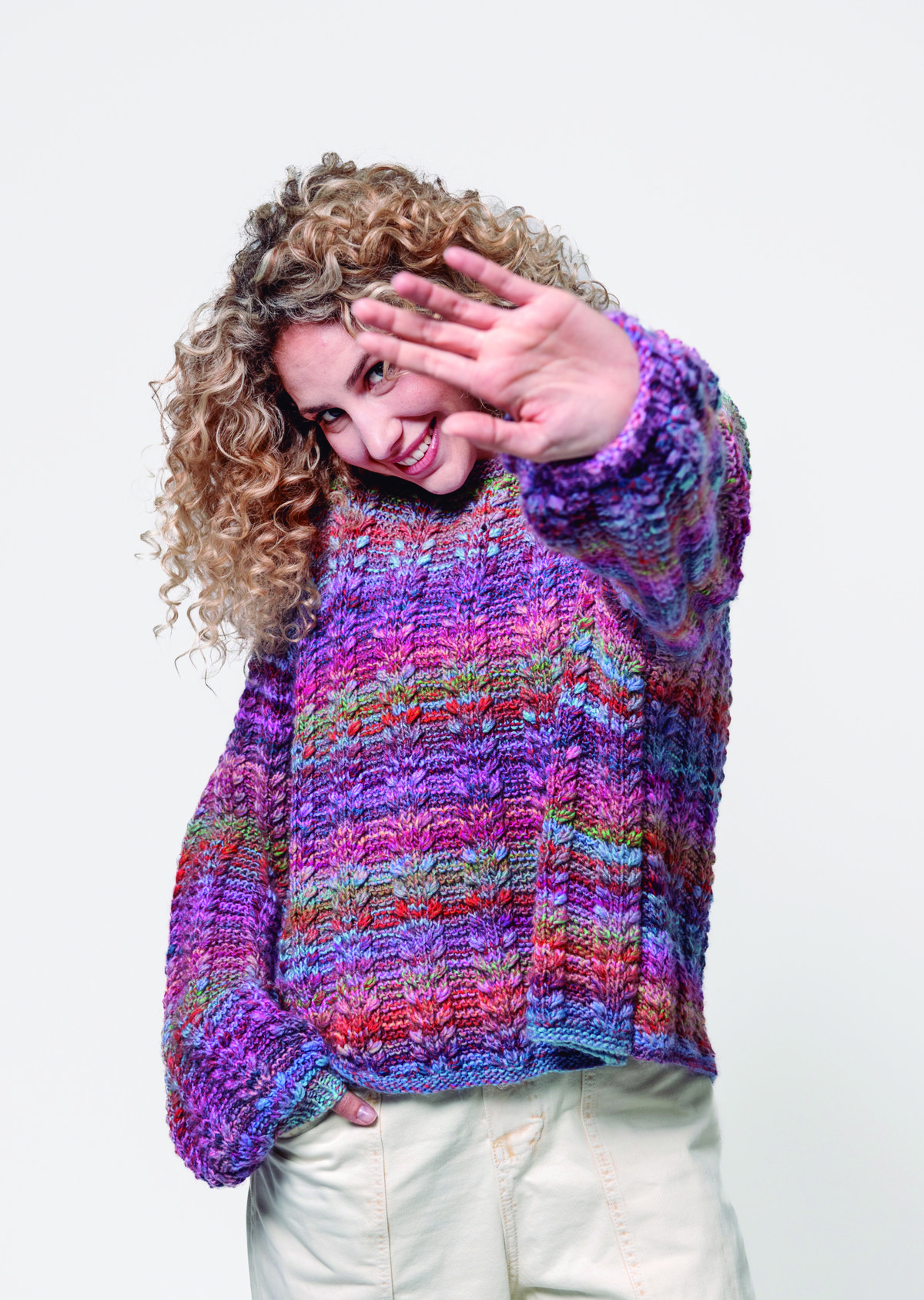 Suéter Violette de tricô com ponto folha feito com Fio DMC Pirouette em tons de rosa, lilás e azul