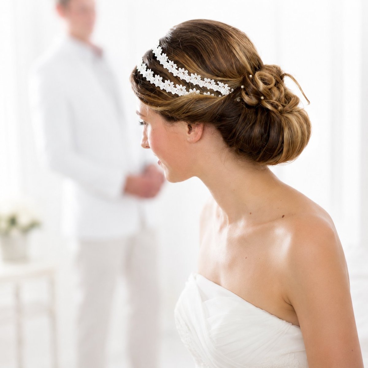 Tiara de Noiva em Crochê com flores delicadas em linha branca