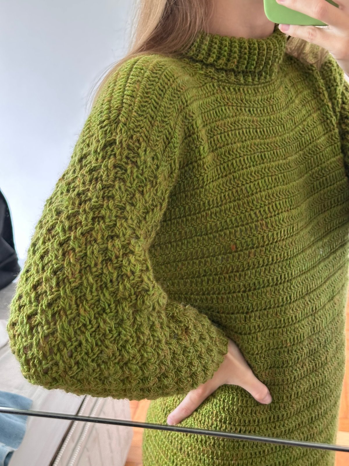 Detalhe da manga do vestido de crochê com ponto em relevo zigue-zague feito com Fio Cisne Design
