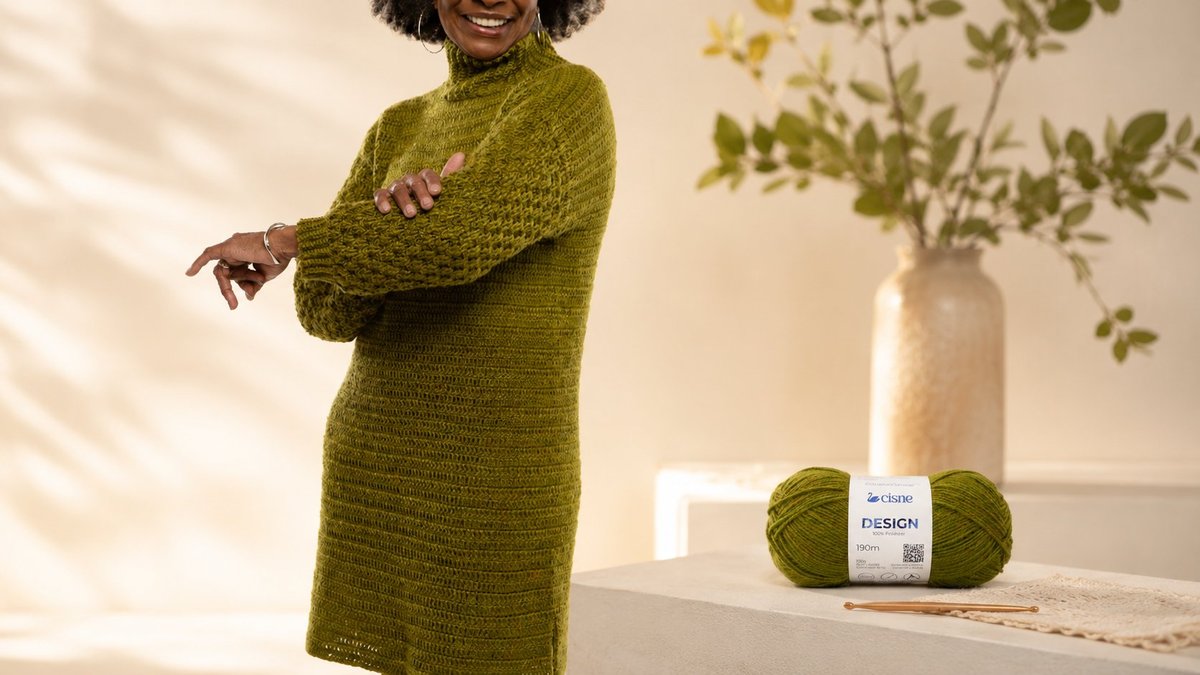 Vestido de crochê verde oliva com gola alta feito com Fio Cisne Design da Coleção Corrente Criativa