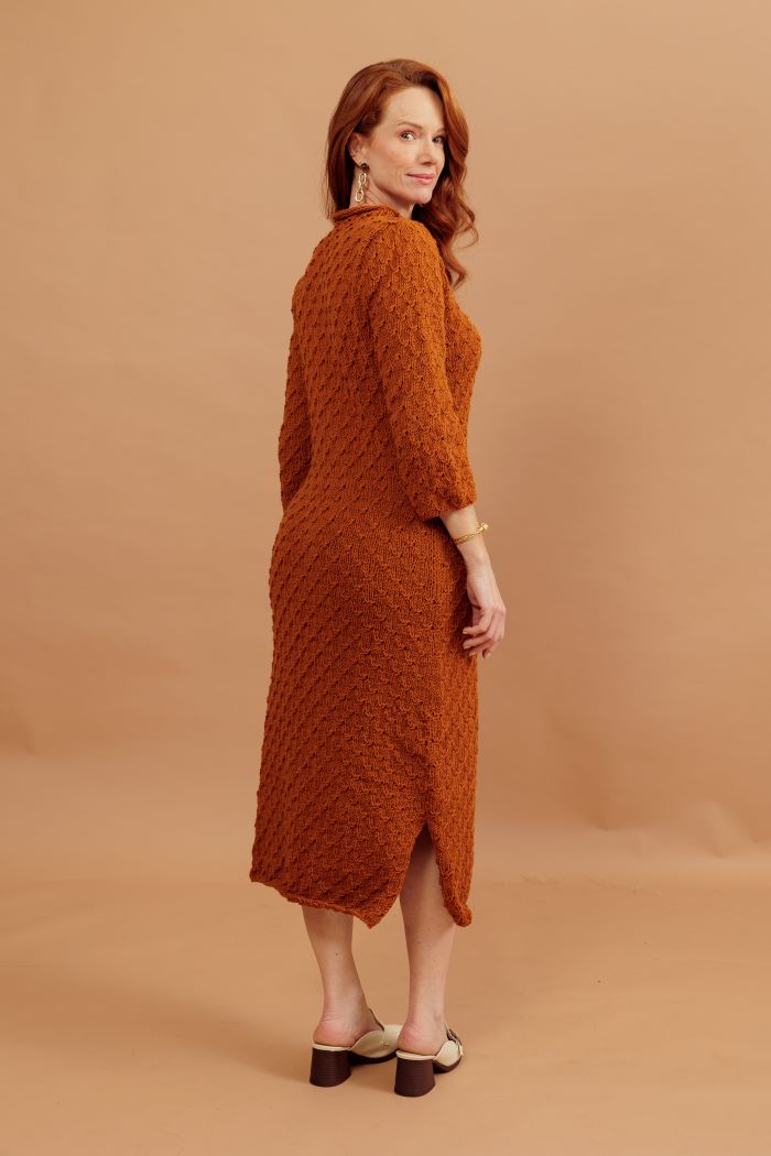 Fio Harmony Círculo — novelo na cor Pimenta Síria com detalhe das costas do vestido