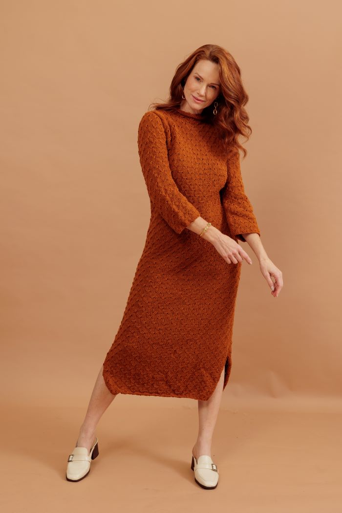 Vestido Harmony de Tricô com ponto fantasia, vista frontal, feito com Fio Harmony na cor Pimenta Síria
