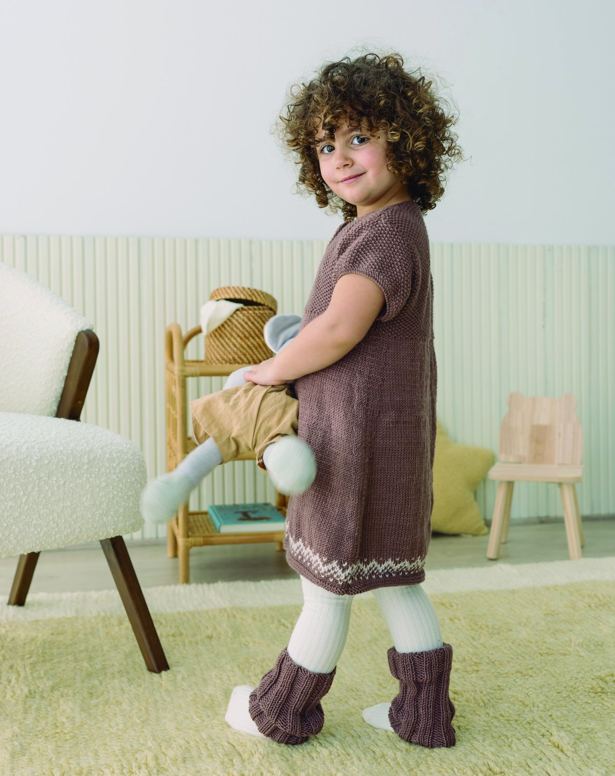 Vestido Lottie de tricô infantil, vista das costas com barra jacquard geométrica