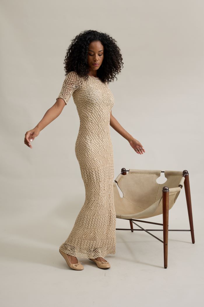 Vestido Serena longo de crochê com Linha Queen Duplo na cor off-white – vista frente e costas