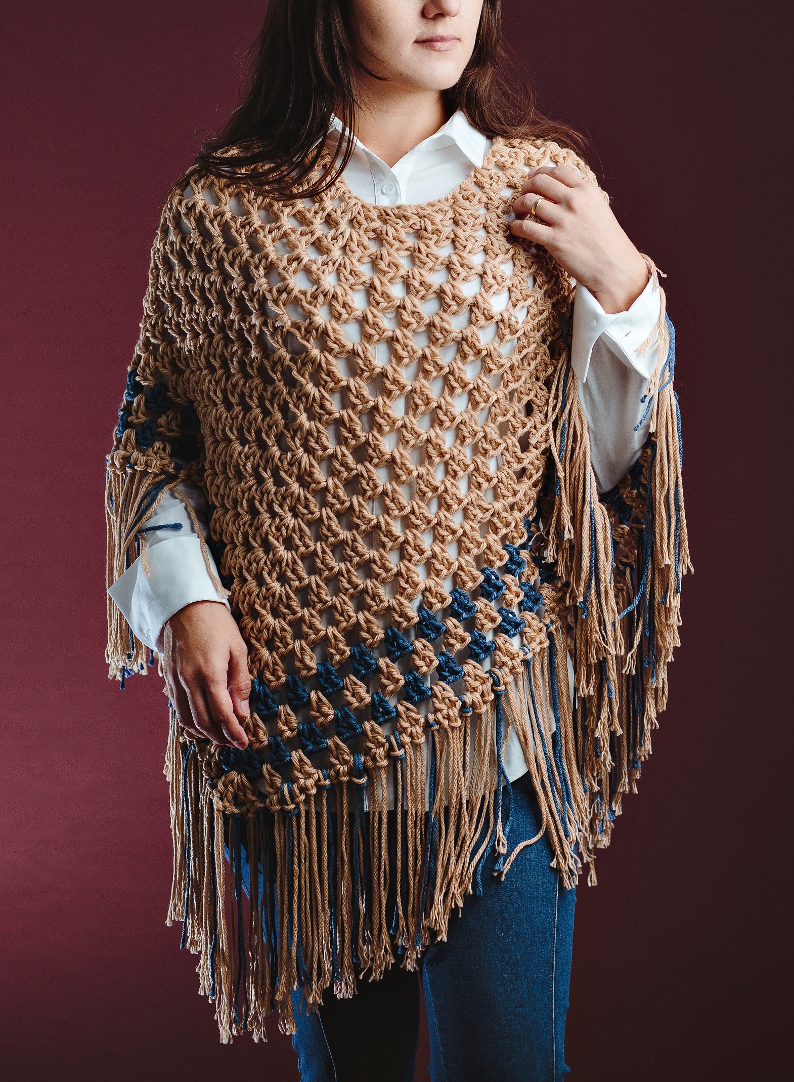 Detalhe das franjas mescladas do Poncho Duo com Fio Harmony Círculo