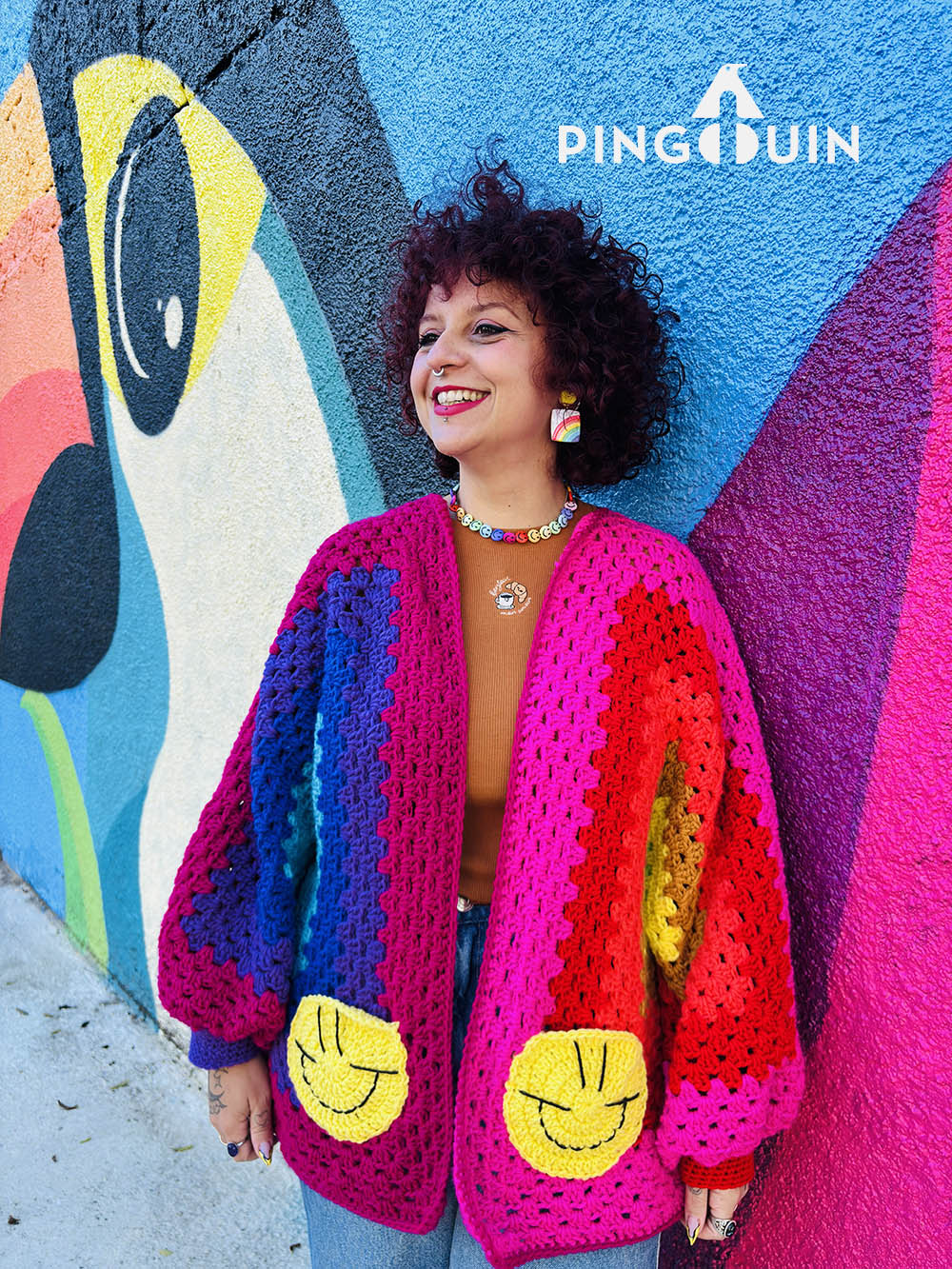 Detalhe do Casaco Prisma de Crochê com hexágonos coloridos e bolso smiley