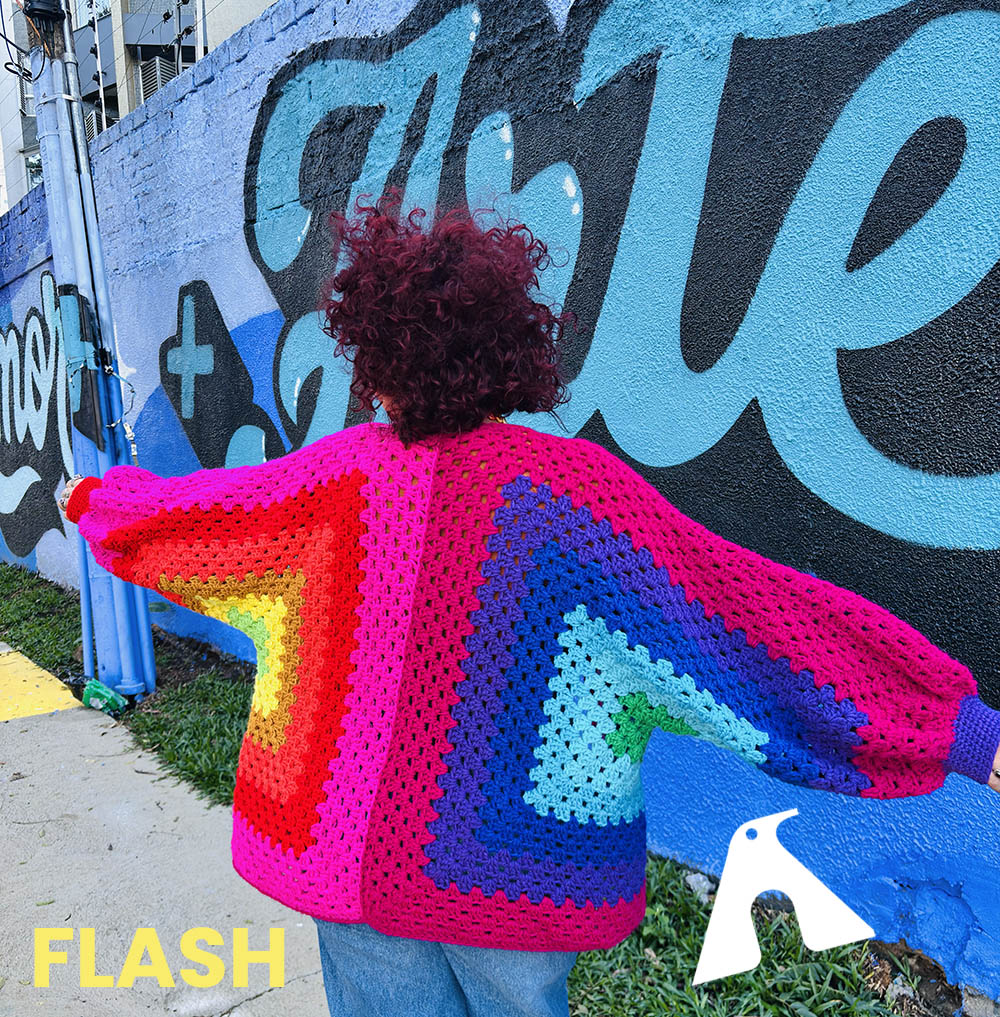 Casaco Prisma de Crochê com Fio Flash – detalhe das cores e ponto alto em hexágono