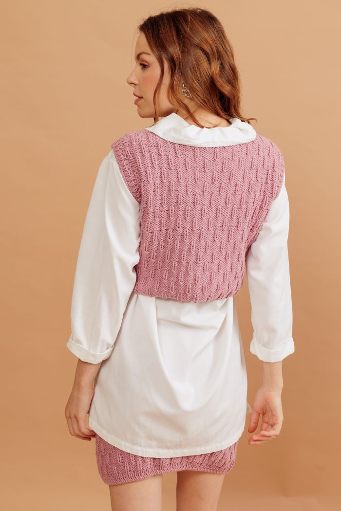 Vista frontal da blusa colete do Conjunto Sublime com decote V em ponto fantasia