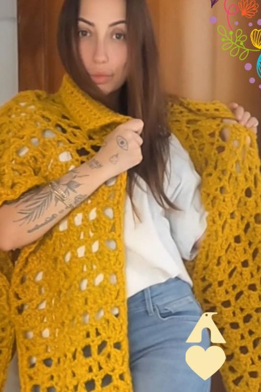 Detalhe do ponto leque do Maxi Casaco de Crochê com Fio Bromélia Pingouin – trama aberta em amarelo mostarda