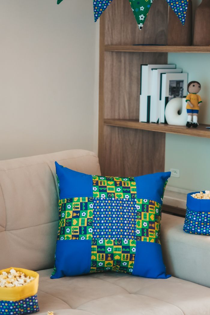 Almofada Artilheiro de Patchwork com Tecidos Paixão Nacional Círculo – detalhe dos quadrados verde e amarelo com azul cobalto