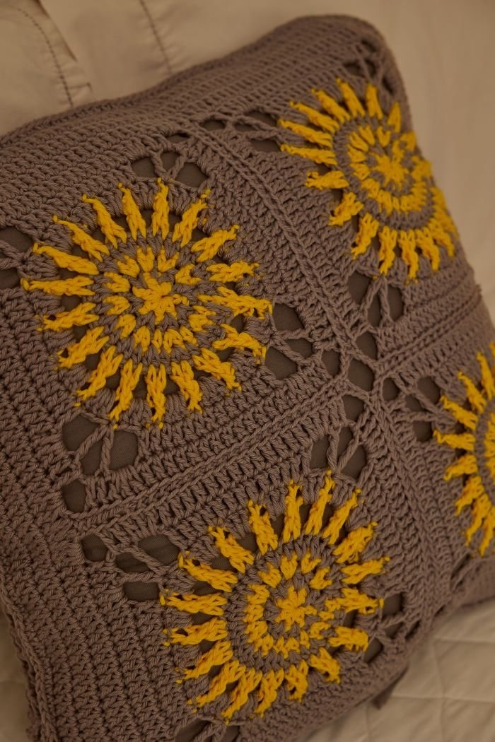 Detalhe dos motivos sol da Almofada Solar de Crochê com Barbante Barroco Maxcolor — close dos raios em relevo