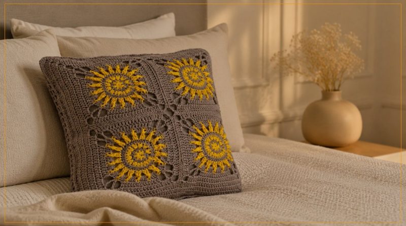 Almofada Solar de Crochê com Barbante Barroco Maxcolor — quatro motivos sol em cinza e amarelo